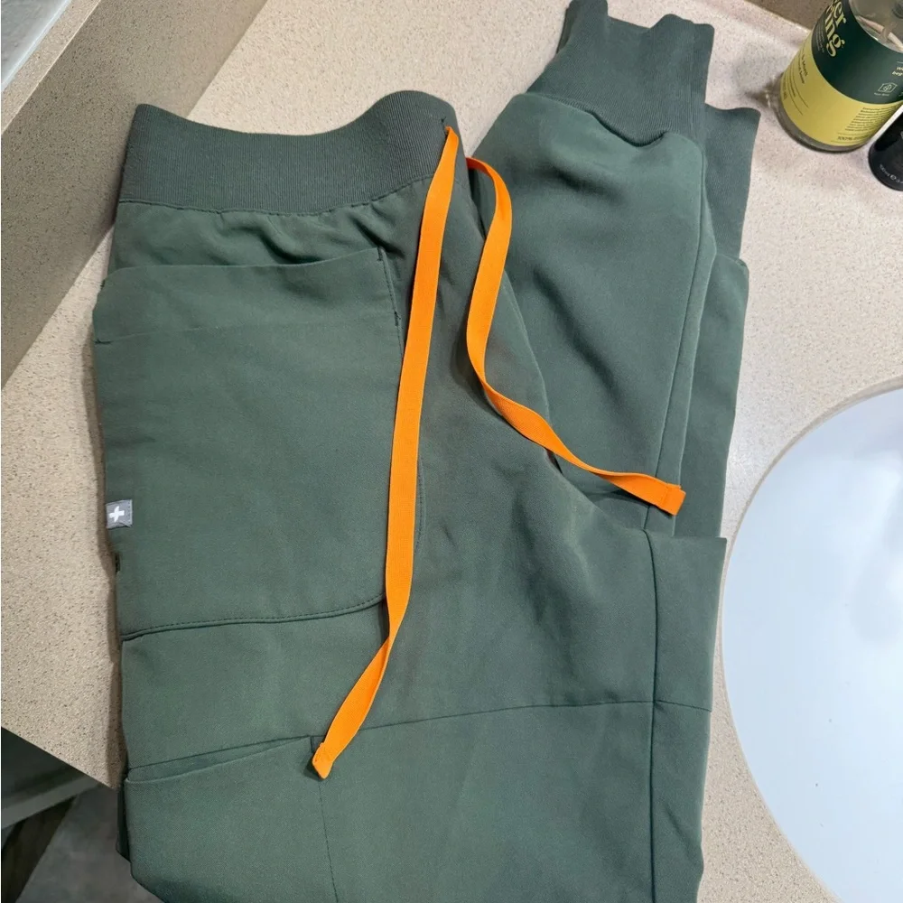 Figs moss green joggers - Picture 1 of 5